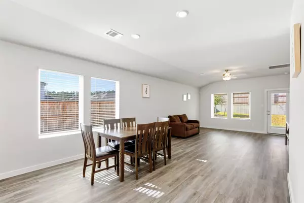 216 Shore Pointe Ct, Montgomery, TX 77316