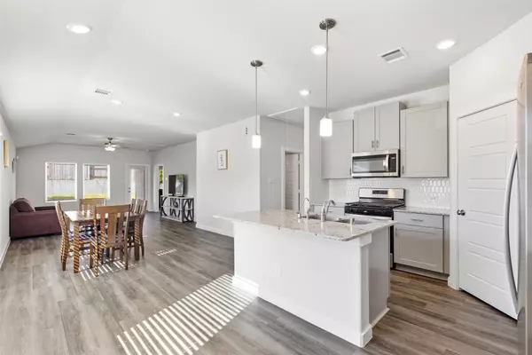 216 Shore Pointe Ct, Montgomery, TX 77316