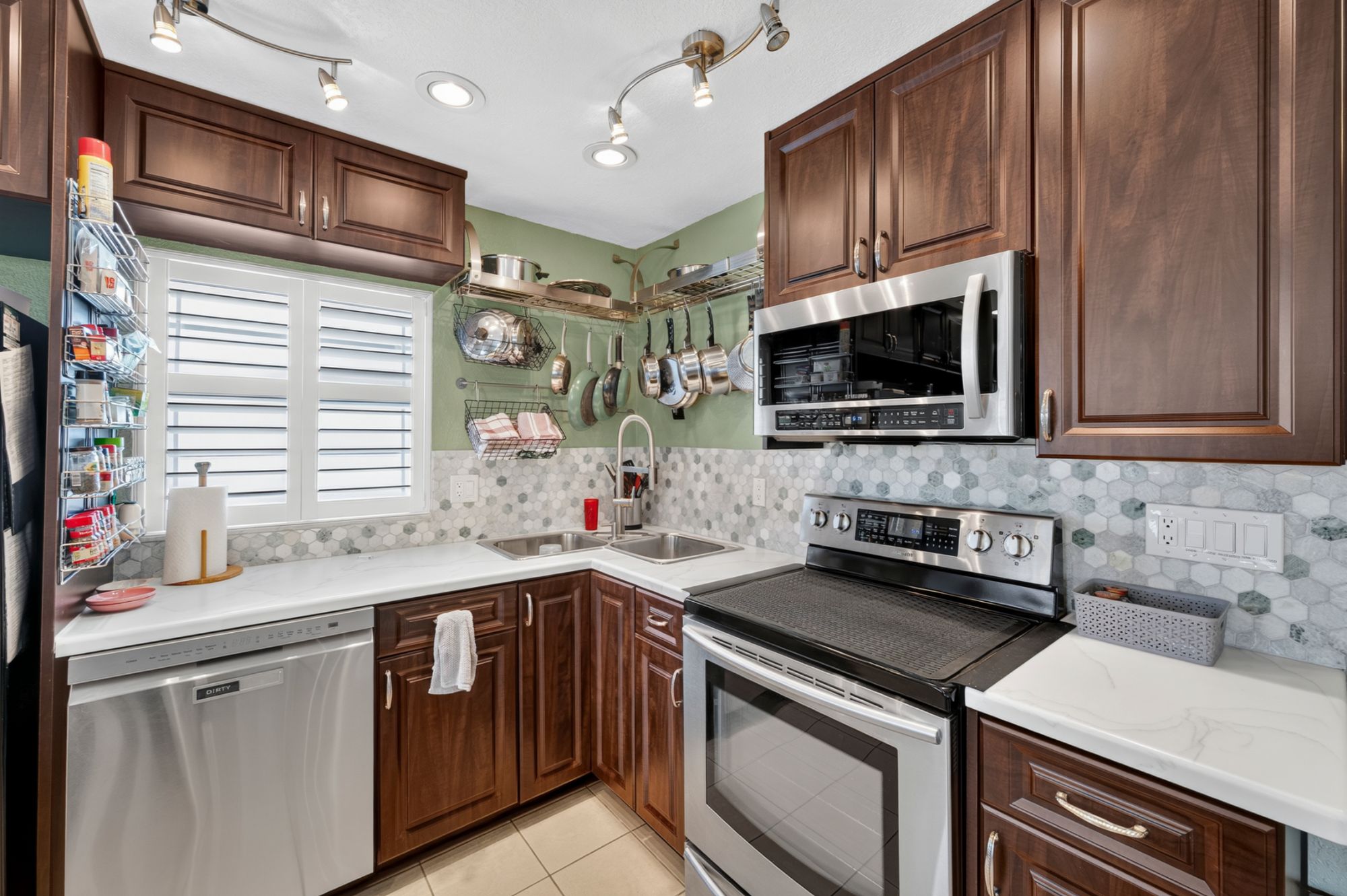 Beautiful updated kitchen in a 2-bedroom condo for sale in SummerTree 55+ Community, New Port Richey, FL