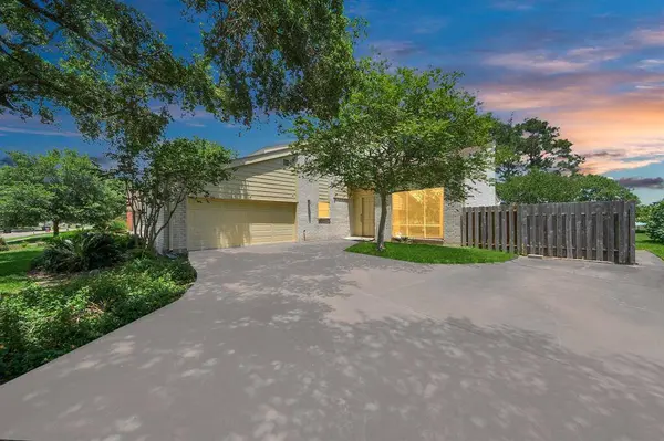 15163 Diana LN, Houston, TX 77062