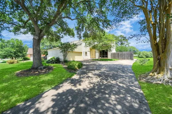 15163 Diana LN, Houston, TX 77062