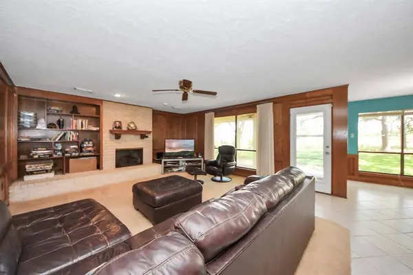 15163 Diana LN, Houston, TX 77062