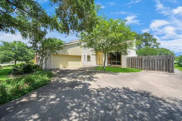 15163 Diana LN, Houston, TX 77062