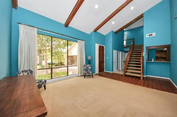 15163 Diana LN, Houston, TX 77062