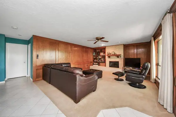 15163 Diana LN, Houston, TX 77062