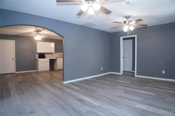 6803 6th ST, Hitchcock, TX 77563