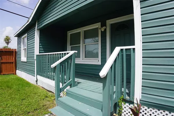 6803 6th ST, Hitchcock, TX 77563