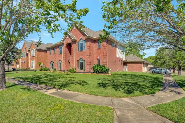 301 Winding Oak LN S, League City, TX 77573