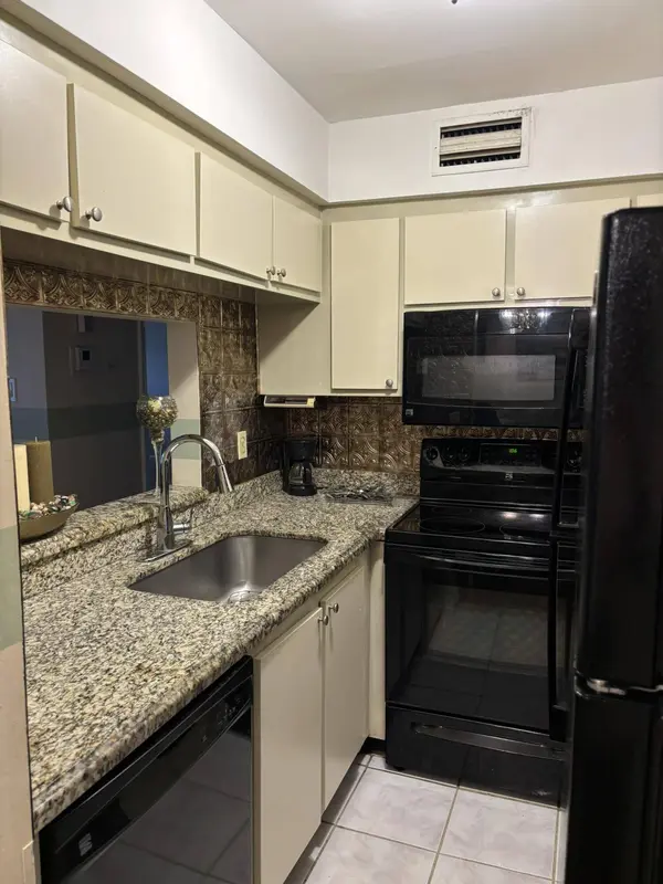 7106 GOLF COLONY CT #201, Lake Worth, FL 33467