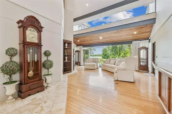 2103 N GOLFVIEW DR, Plant City, FL 33566