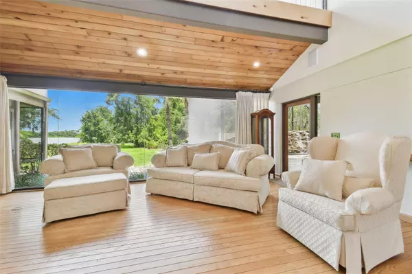 2103 N GOLFVIEW DR, Plant City, FL 33566