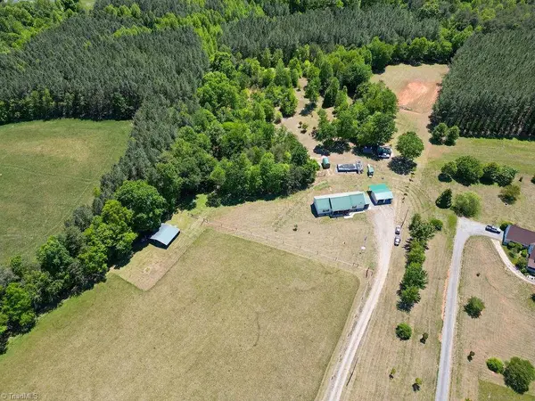 135 Blueridge View LN, Mount Airy, NC 27030