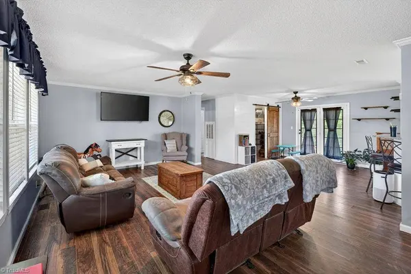 135 Blueridge View LN, Mount Airy, NC 27030