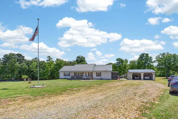 135 Blueridge View LN, Mount Airy, NC 27030