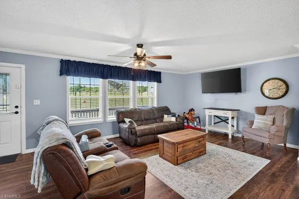 135 Blueridge View LN, Mount Airy, NC 27030