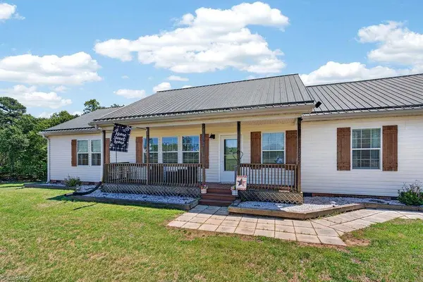 135 Blueridge View LN, Mount Airy, NC 27030