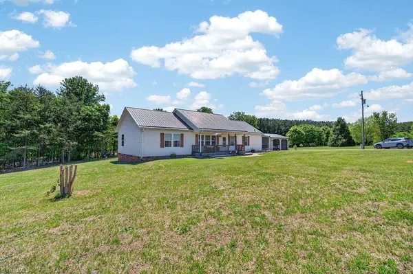135 Blueridge View LN, Mount Airy, NC 27030