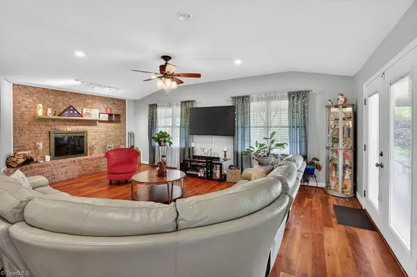 1102 Bear Creek LN, Pinnacle, NC 27043