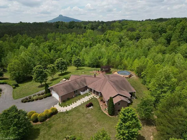 1102 Bear Creek LN, Pinnacle, NC 27043