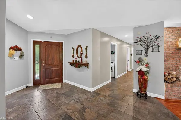 1102 Bear Creek LN, Pinnacle, NC 27043