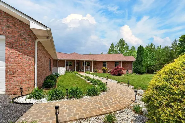 1102 Bear Creek LN, Pinnacle, NC 27043