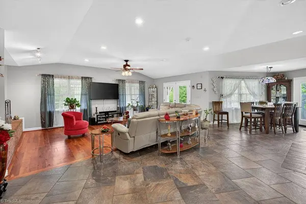 1102 Bear Creek LN, Pinnacle, NC 27043