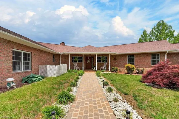 1102 Bear Creek LN, Pinnacle, NC 27043