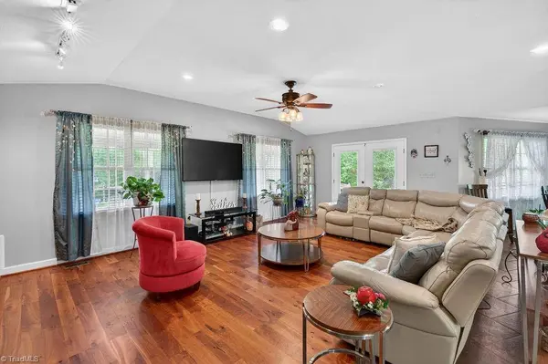 1102 Bear Creek LN, Pinnacle, NC 27043