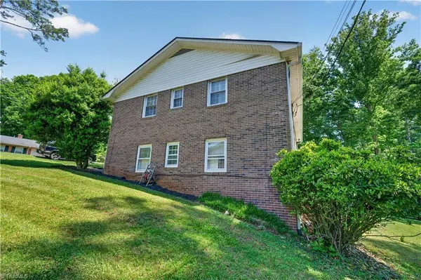 648 Knollwood DR, Mount Airy, NC 27030
