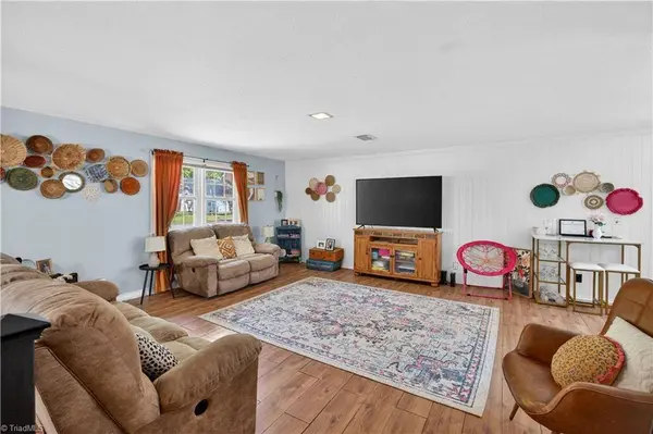 648 Knollwood DR, Mount Airy, NC 27030