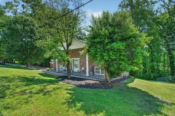 648 Knollwood DR, Mount Airy, NC 27030