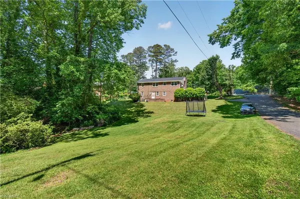 648 Knollwood DR, Mount Airy, NC 27030