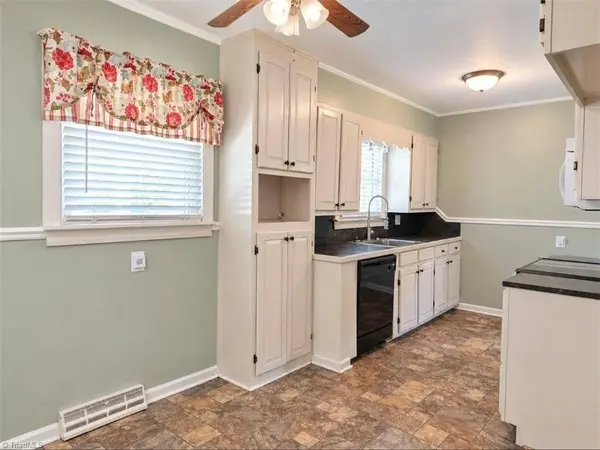 1013 Frank ST, Mount Airy, NC 27030