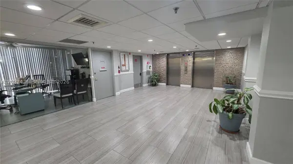 901 Hillcrest Dr #215, Hollywood, FL 33021