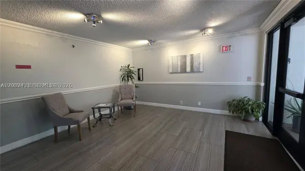 901 Hillcrest Dr #215, Hollywood, FL 33021