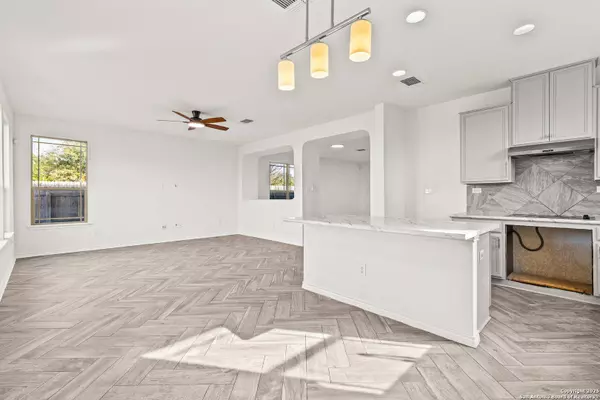 561 Dusty Emerald, Universal City, TX 78148