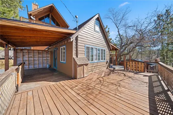 1137 Ridge Rd, Fawnskin, CA 92333