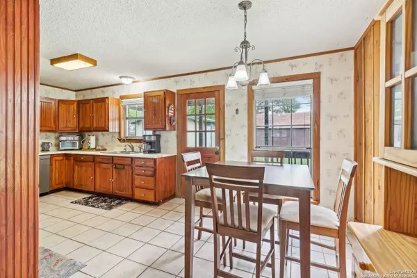 410 Woodlake Dr, Mcqueeney, TX 78123