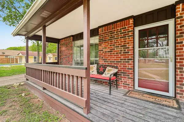 410 Woodlake Dr, Mcqueeney, TX 78123