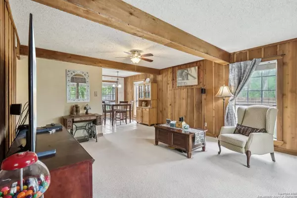 410 Woodlake Dr, Mcqueeney, TX 78123