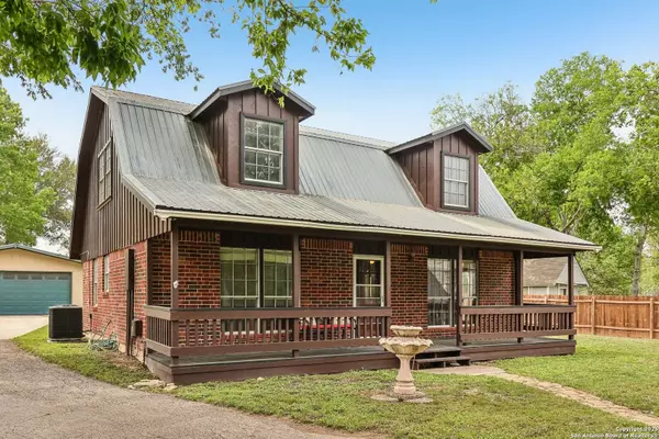 410 Woodlake Dr, Mcqueeney, TX 78123