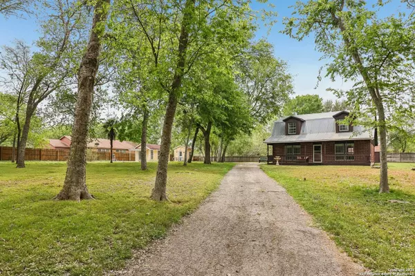 410 Woodlake Dr, Mcqueeney, TX 78123