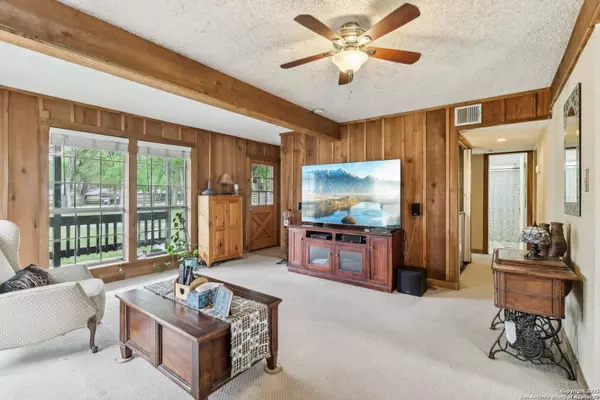 410 Woodlake Dr, Mcqueeney, TX 78123