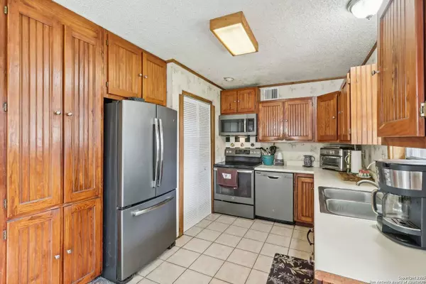 410 Woodlake Dr, Mcqueeney, TX 78123