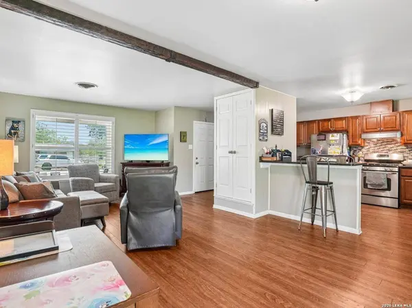 915 HORSESHOE TRL, Universal City, TX 78148