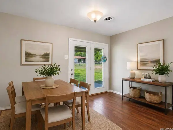 915 HORSESHOE TRL, Universal City, TX 78148