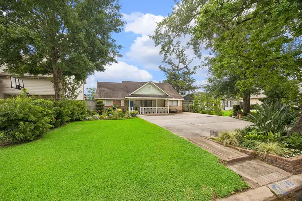 1249 Du Barry LN, Houston, TX 77018