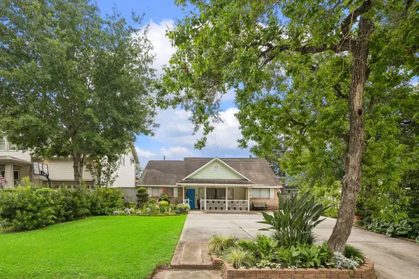 1249 Du Barry LN, Houston, TX 77018