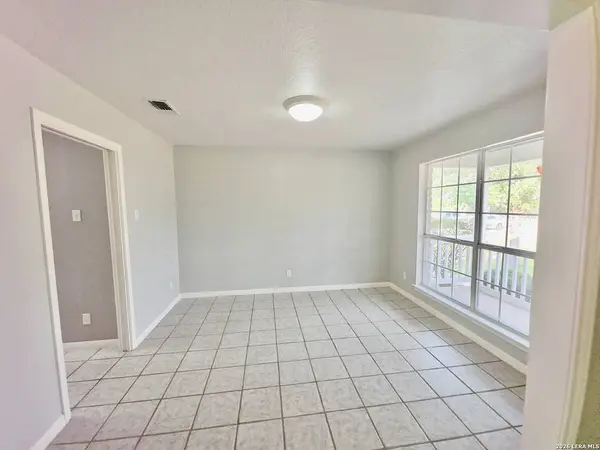 123 Scenic Oak Dr, Floresville, TX 78114