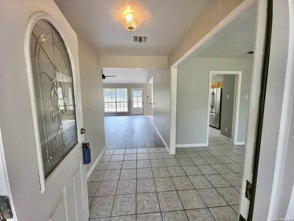 123 Scenic Oak Dr, Floresville, TX 78114